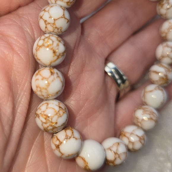 10mm Gold And White Howlite Bracet - Picture 10 of 12